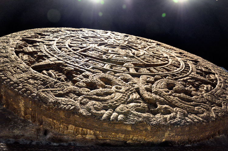 Камни солнца и луны. Камень солнца ацтеков музей Мехико. Солнечный камень древних ацтеков. Камень солнца ацтеков. Камень солнца Мексика.