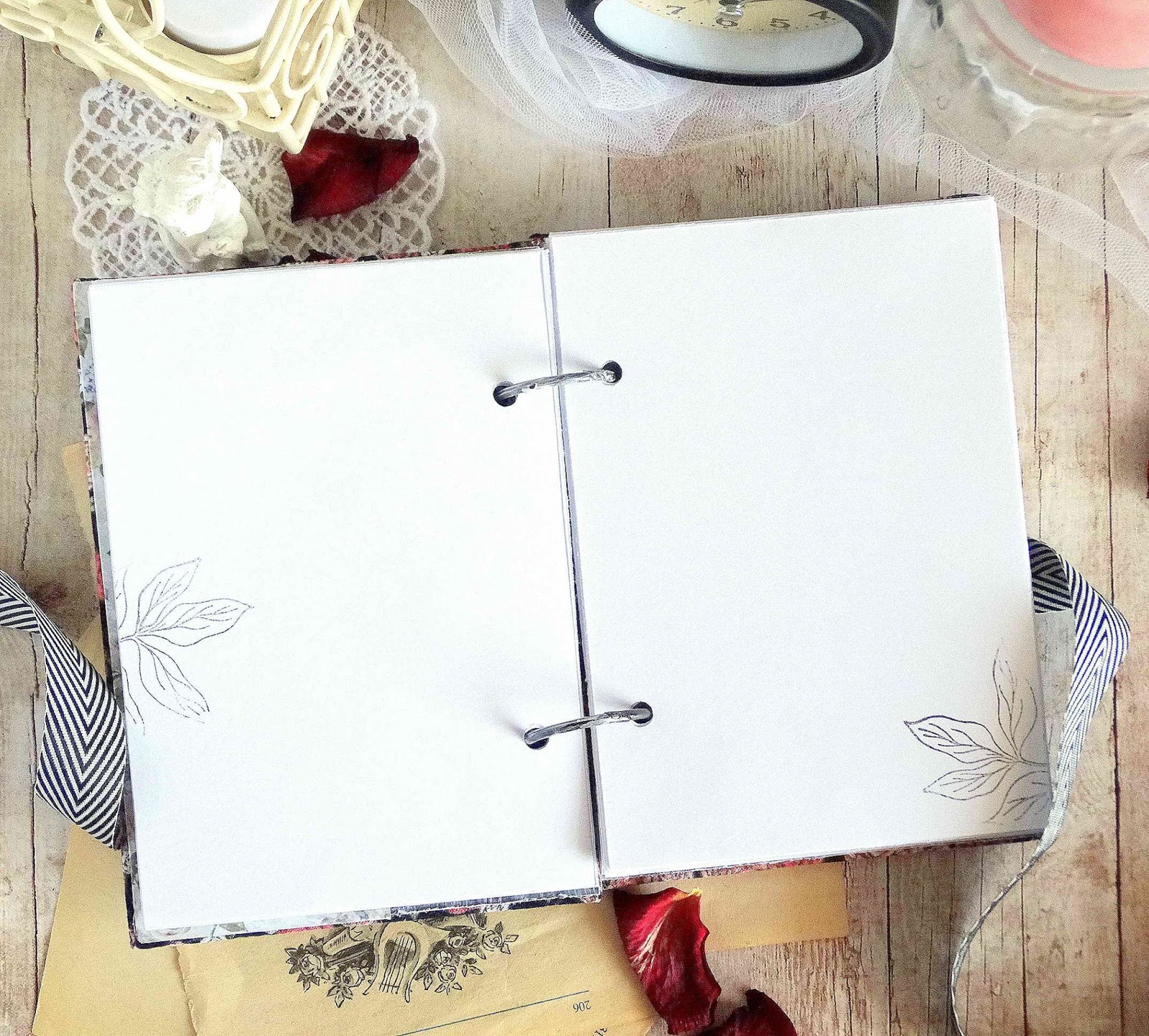 блокнот. достает блокнот. блокнот с отсоединяющимися листами. фотосессия с блокнотом в руках. блокнот пеннистона.