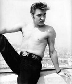 foto de Elvis con el torso descubierto
