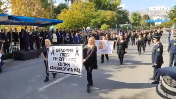 Πυρπόληση Αγίας Τράπεζας στη Χίο: Με μαύρα παρέλασαν οι κάτοικοι Πυρπόληση Αγίας Τράπεζας στη Χίο: Με μαύρα παρέλασαν οι κάτοικοι