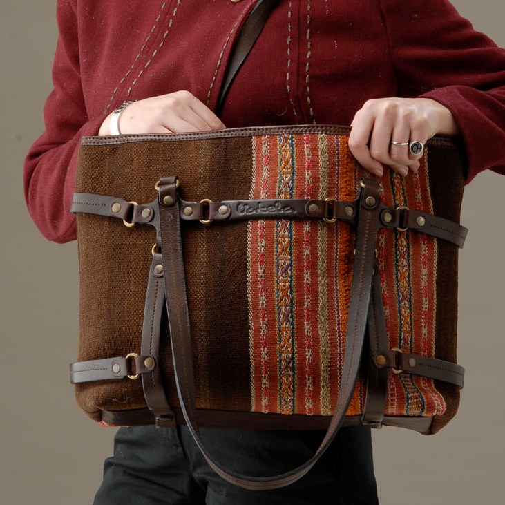 VATEBA: CARTERAS . cuero vacuno y aguayo
