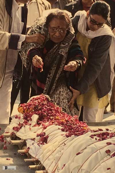 रवींद्र कालिया के अंतिम संस्कार में पत्नी ममता कालिया