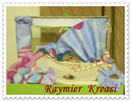Raymier Kreasi: Perpaduan Tas, Sandal dan Sprei