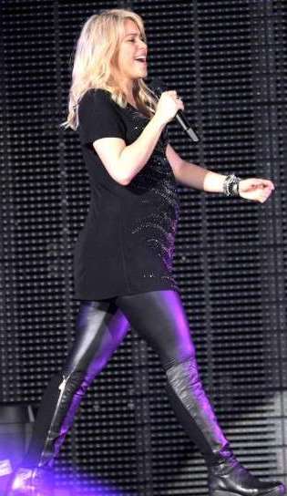 Shakira Foto de Shakira cantando estando embarazada