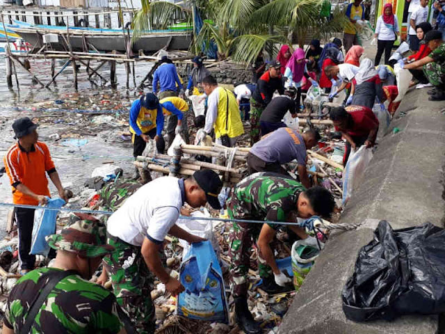 Koramil Banda Gelar Gotong Royong Bersihkan Sampah di Pantai Sero Koramil Banda Gelar Gotong Royong Bersihkan Sampah di Pantai Sero