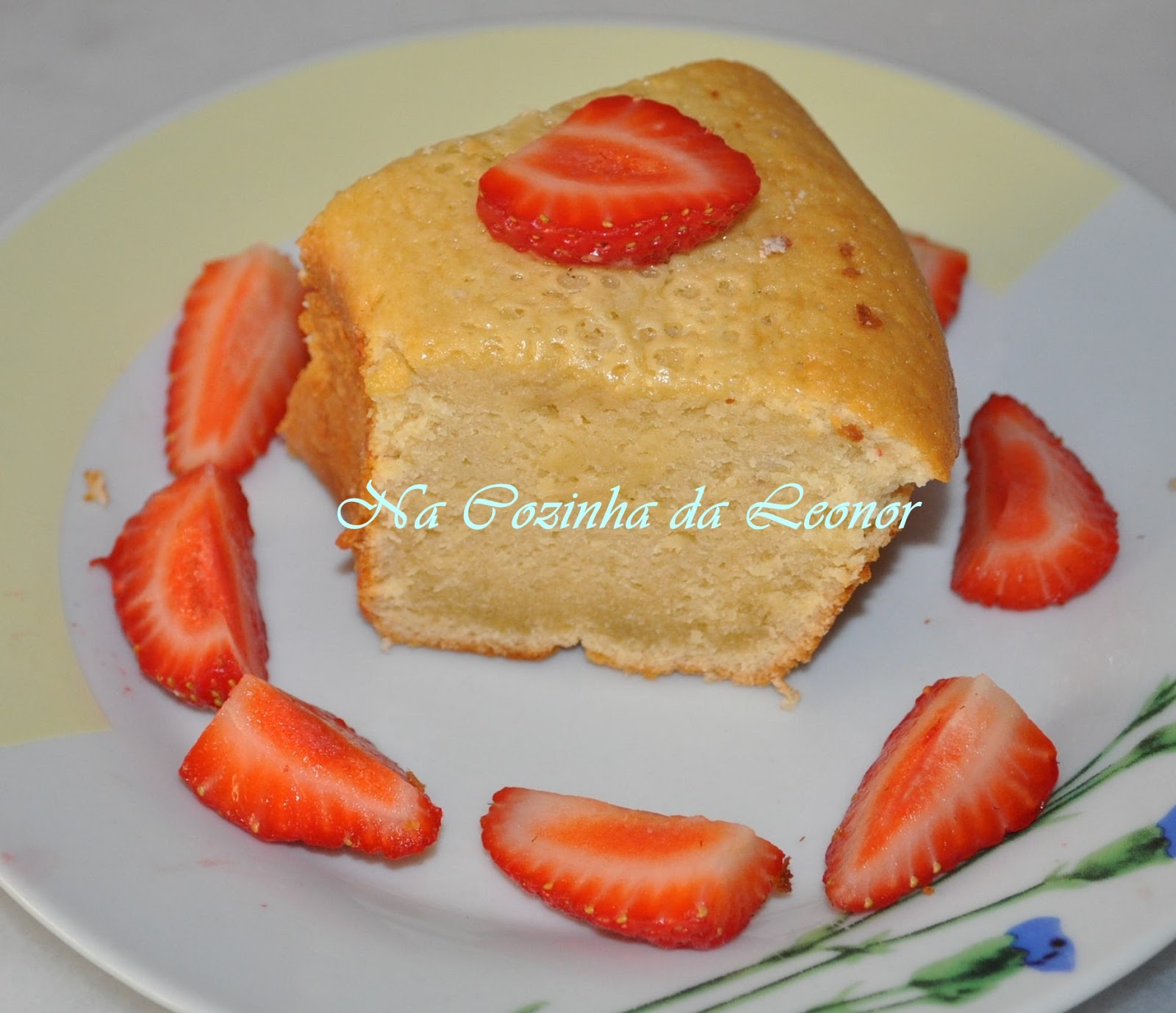 Na cozinha da Leonor: Bolo de iogurte de morango