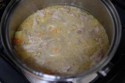 手作りカレーライス　肉と野菜と固形スープを混ぜて煮込む