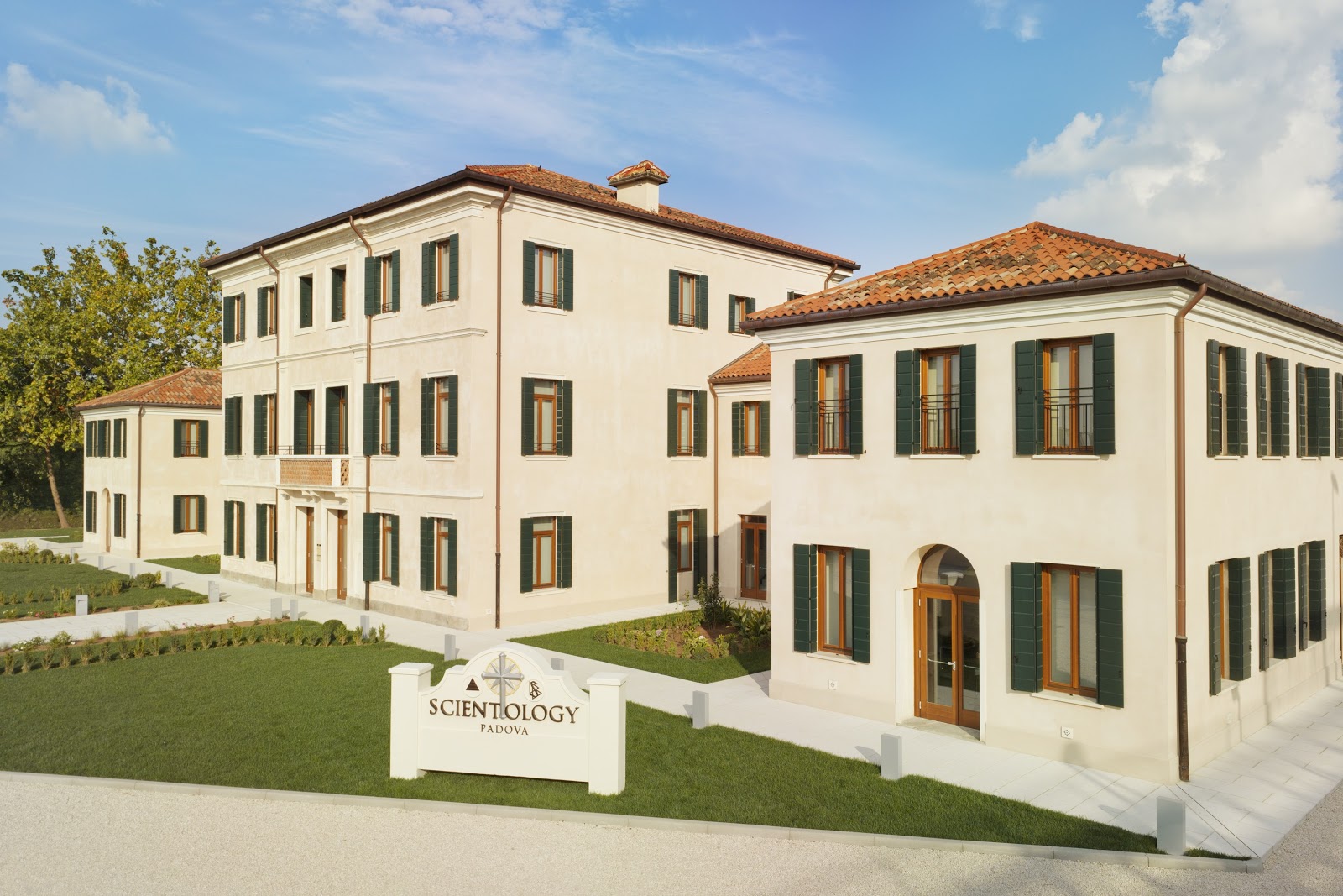 MIGLIAIA DI PERSONE ALL'INAUGURAZIONE DELLA CHIESA DI SCIENTOLOGY DI PADOVA ORA IN UNA VILLA