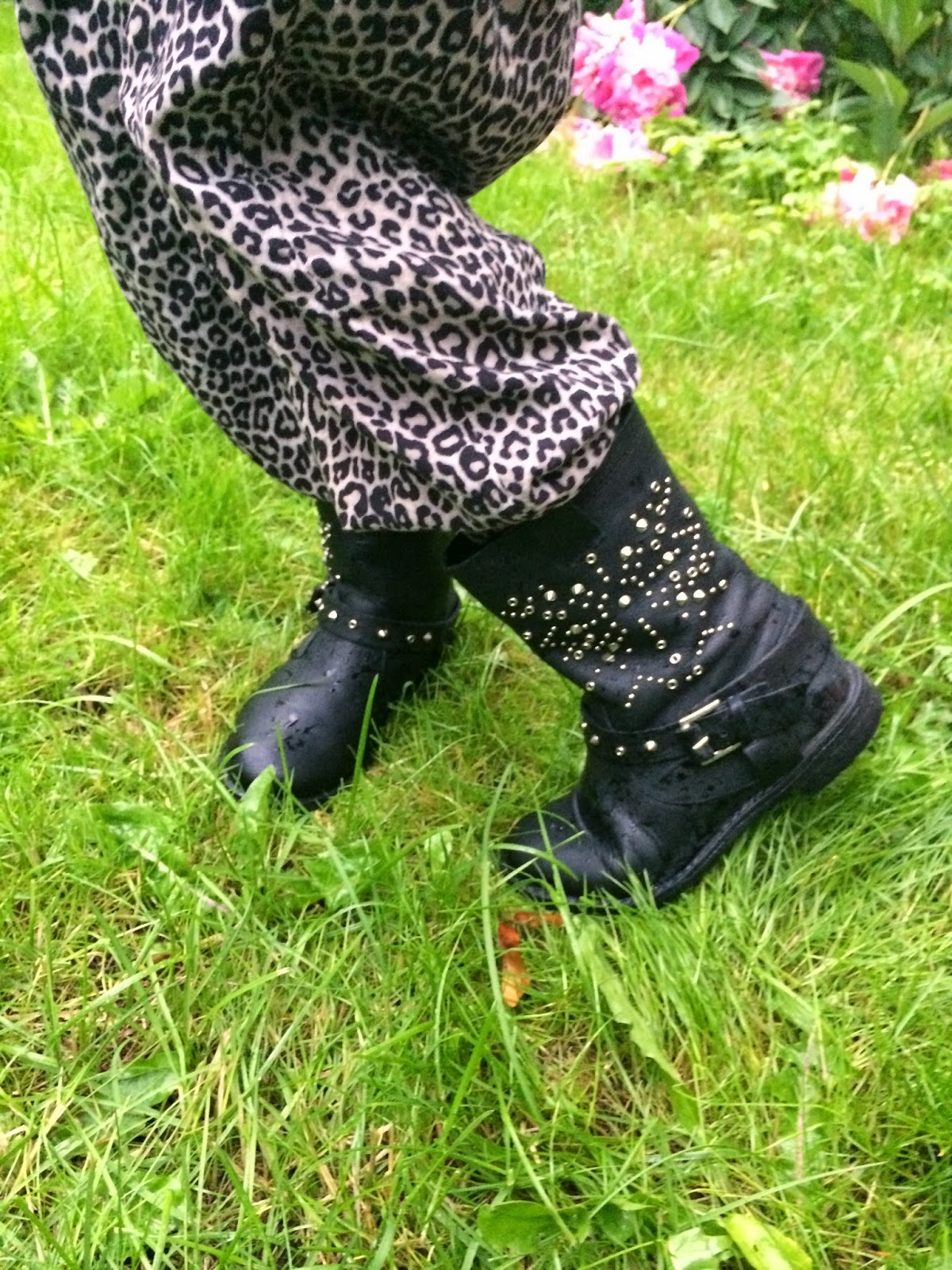 Little Miss Jasmine Women wear boots in the summertime!