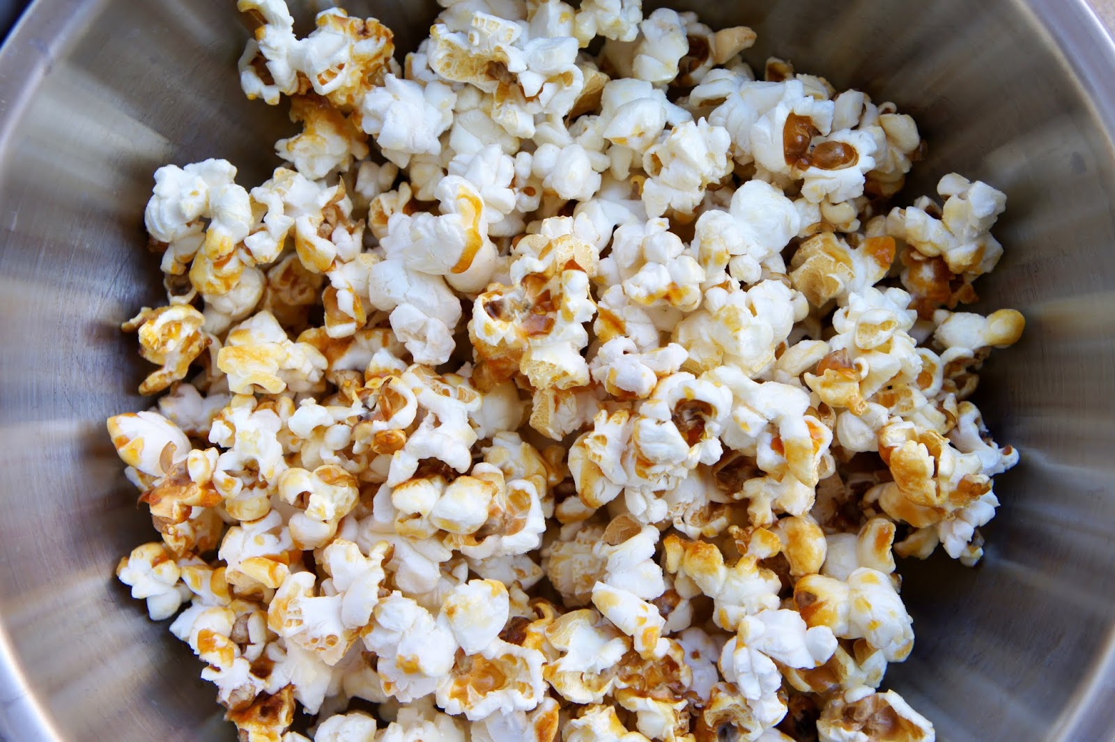 Rezept für selbstgemachtes Popcorn wie im Kino ohne Maschine/Mikrowelle ...