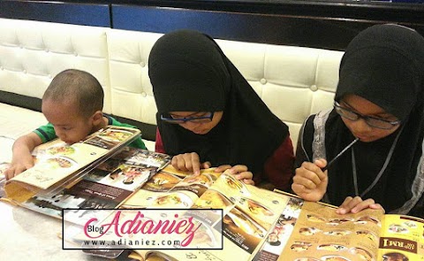 Anak-Anak Kononnya Memilih Makanan Sendiri Di Kedai Makan :)