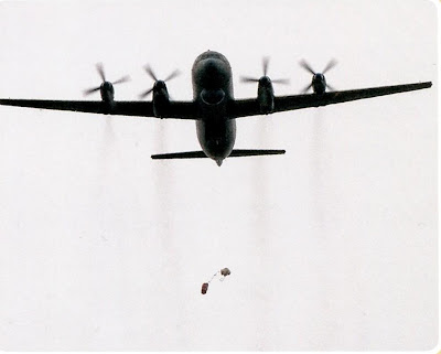 Сброс с Ил 38 на парашюте спасательного плота.