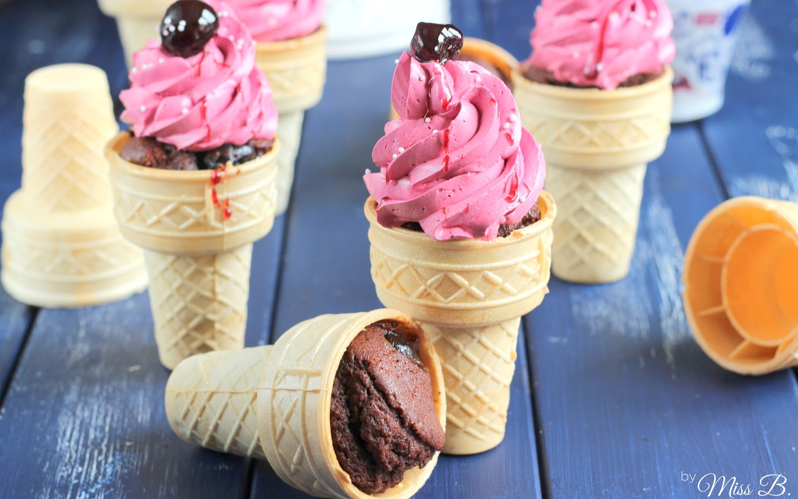 Amarena Kirsch Eisbecher Cupcakes [Amarena Fabbri]