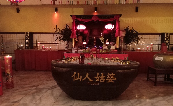 Suasana Malam Hari di Vihara Sian Jin Ku Poh Tonjong Suasana Malam Hari di Vihara Sian Jin Ku Poh Tonjong