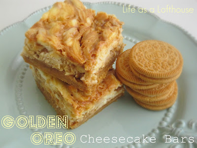 Golden Oreo Cheesecake Bars are creamy and delicious cheesecake bars filled with golden Oreos, cream cheese, marshmallow fluff and caramel. Life-in-the-Lofthouse.com 