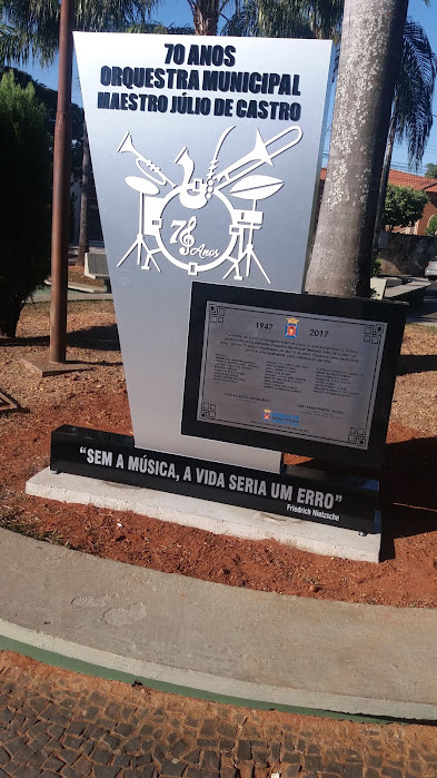 "Sem a música, a vida seria um erro"