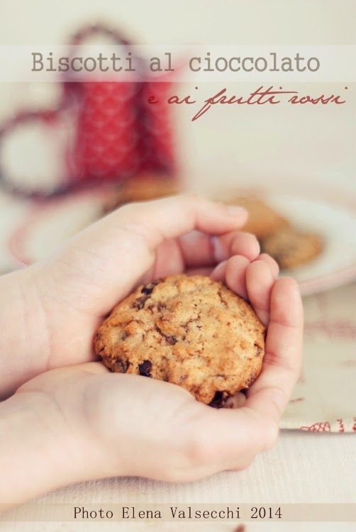 biscotti al cioccolato e ai frutti rossi