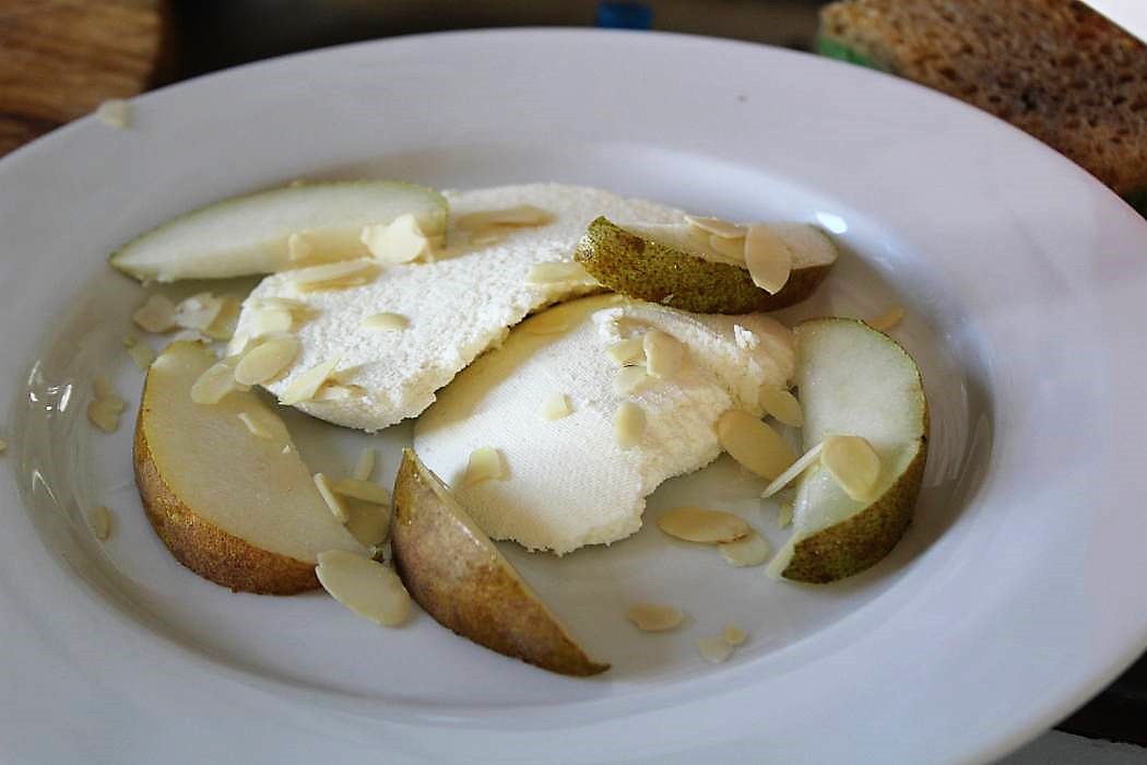Frischkäse zum Frühstück mit Birnen, Honig und Mandeln – glatzkoch.de