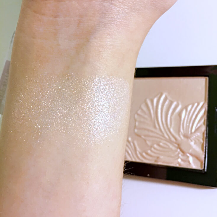 wet n wild megaglo Highlighting Powder Blossom Glow swatch wet n wild megaglo Highlighting Powder Blossom Glow swatch