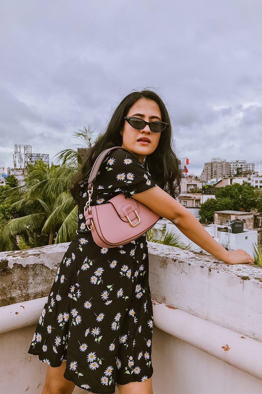 AN EASY WAY TO STYLE A FLORAL SUMMER DRESS styling a black floral mini dress with baguette bag , floral sundress
