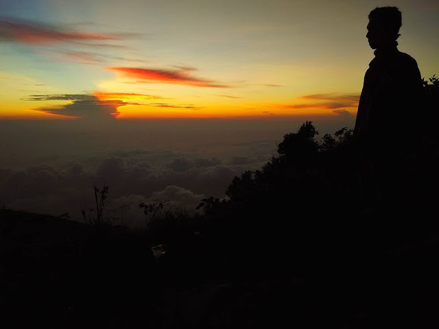 sunrise di gunung lawu foto sunrise di gunung lawu