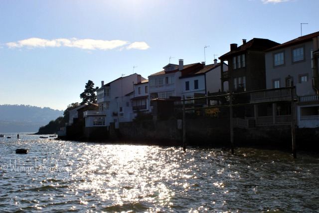 foto del mar sobre casas