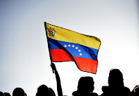 DES MILITANTS SOUTIENNENT LE PRÉSIDENT VÉNÉZUÉLIEN, NICOLAS MADURO, LORS D'UN MEETING À CARACAS, LE 8 MARS. PHOTO JUAN BARRETO