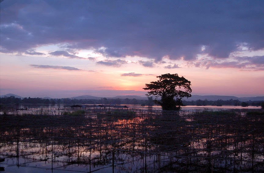 Sonnenuntergang bei Regen Sonnenuntergang in Thailand bei Regenzeit
