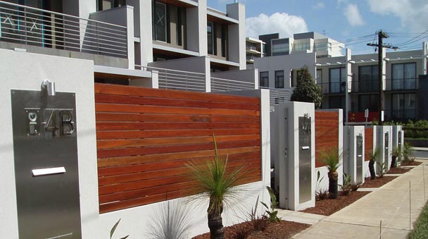 Házszámok, kapuk, kerítések – KERTdesign