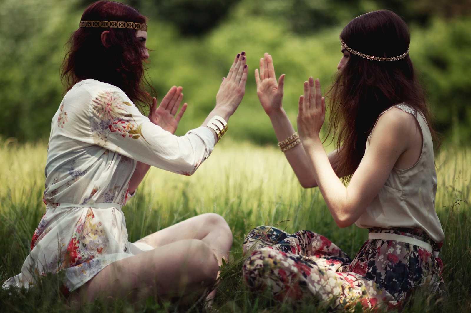 хиппи против войны во вьетнаме. коммуна хиппи в сша 1960-е. хиппи с цветами в волосах. хиппи субкультура.