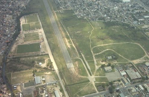 Jornalista da Globo é multada por jogar lixo em aeroporto do RJ