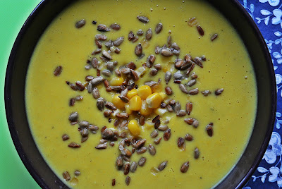 Kremowa zupa z cukinii i kukurydzy z prażonymi pestkami słonecznika