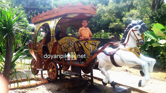 taman abhirama berlokasi di dekat stadion sidoarjo adalah wisata keluarga gratis alami bersih rindang banyak permainan anak kolam ikan alpha savitri taman kota untuk anak di sidoarjo
