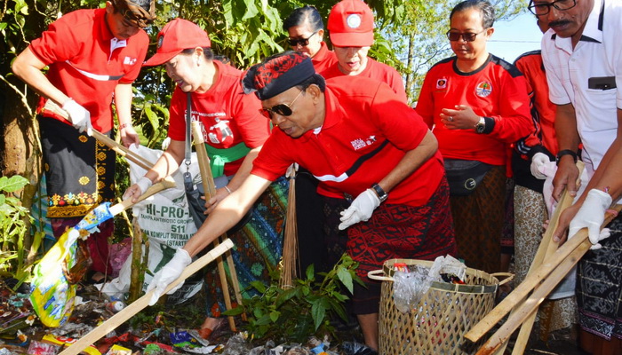 Gubernur Koster Gemakan Gerakan Mereresik Wujudkan Bali Bebas Sampah Plastik