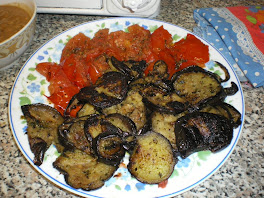 une salade orientale tomates, aubergines, poivrons rouges