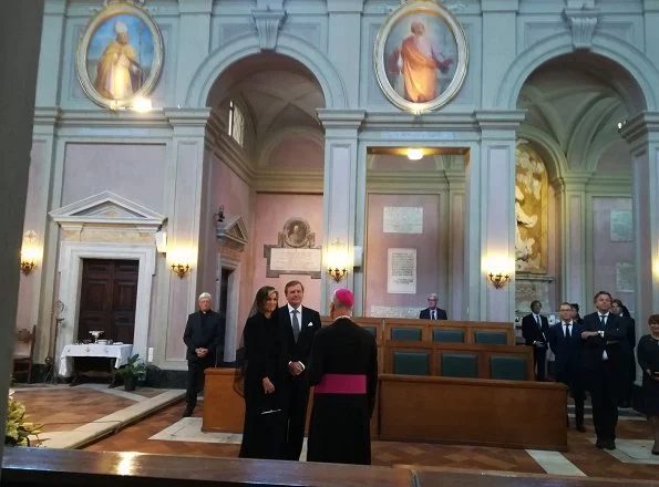 King Willem-Alexander and Queen Maxima attended a special meeting with Pope Francis at the Apostolic Palace. Queen wore Dolce & Gabbana black dress