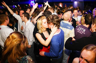 pegando várias na balada
