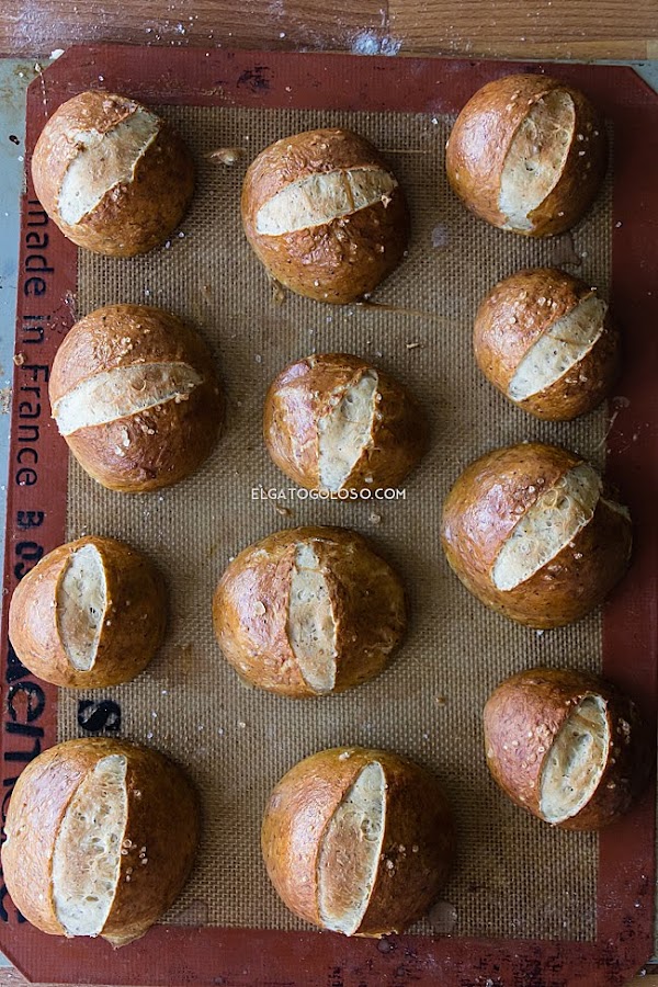 Panes de pretzel de masa suave ideales para pulled pork. Receta vía elgatogoloso.com