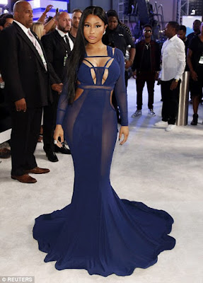 1a5 Nicki Minaj shows off her jaw dropping curves in a purple gown on the red carpet at the VMAs