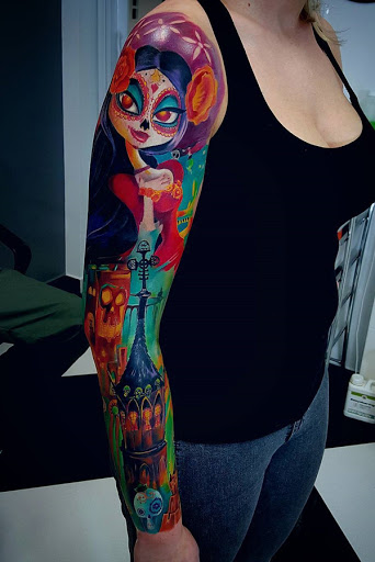 Brilhantemente colorido manga da tatuagem. O que faz este projeto pop, é o uso de tais brilhante e divertido, cores e combinação de cores. Simplesmente por olhar para a tatuagem que você já pode sentir a energia vindo de ti.