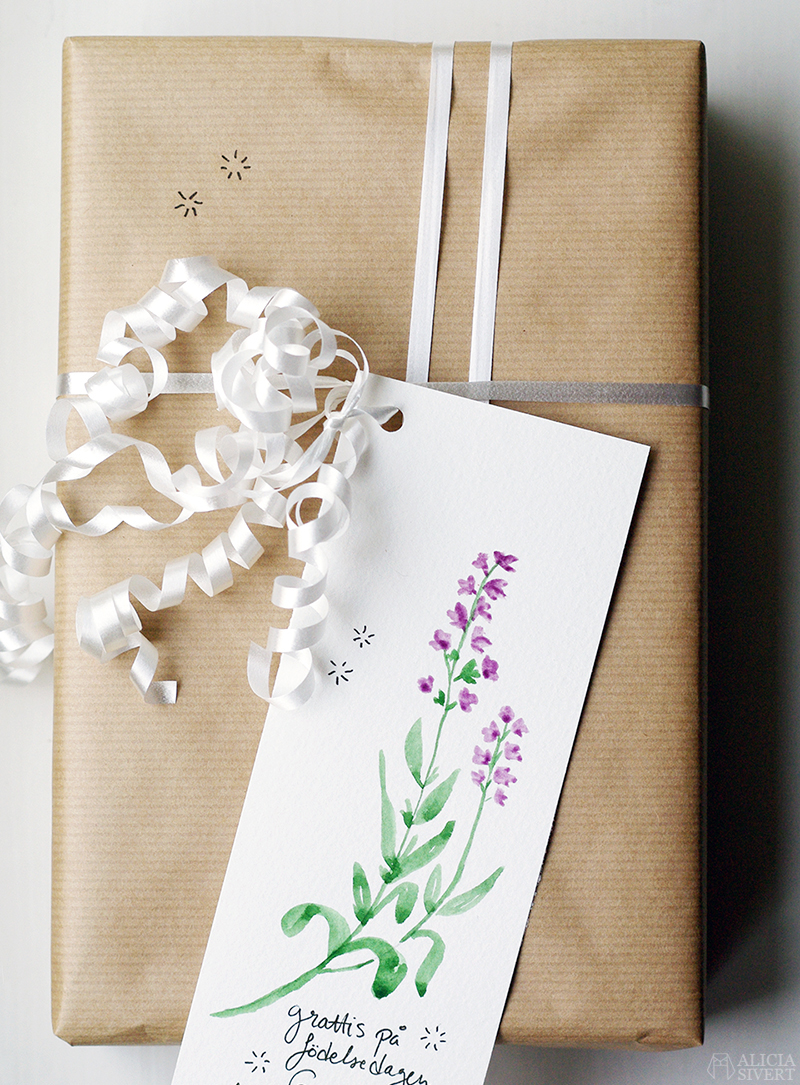 Grattiskort med lavendel, av Alicia Sivertsson. aliciasivert alicia sivert sivertsson presentinslagning inslagning present beställning beställa handgjord handgjort grattis grattiskort lavendel paket paketinslagning