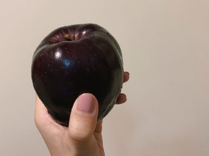 Mahal Bak Berlian, Apel Hitam Ini Dihargai Rp105 Ribu Per Buah Mahal Bak Berlian, Apel Hitam Ini Dihargai Rp105 Ribu Per Buah