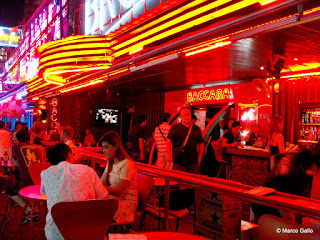 SOI COWBOY, UNA DE LAS ZONAS MÁS GOLFAS DE BANGKOK, TAILANDIA