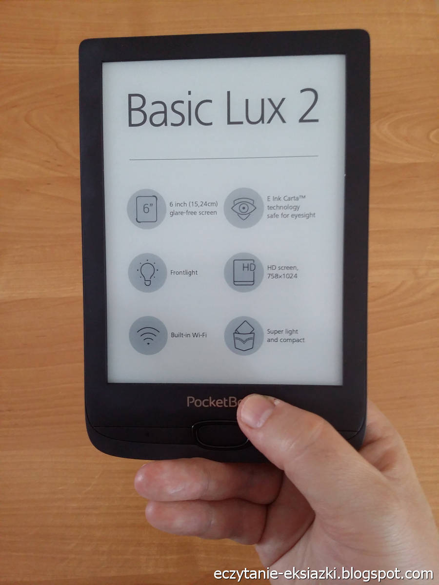 PocketBook Basic Lux 2 trzymany w dłoni