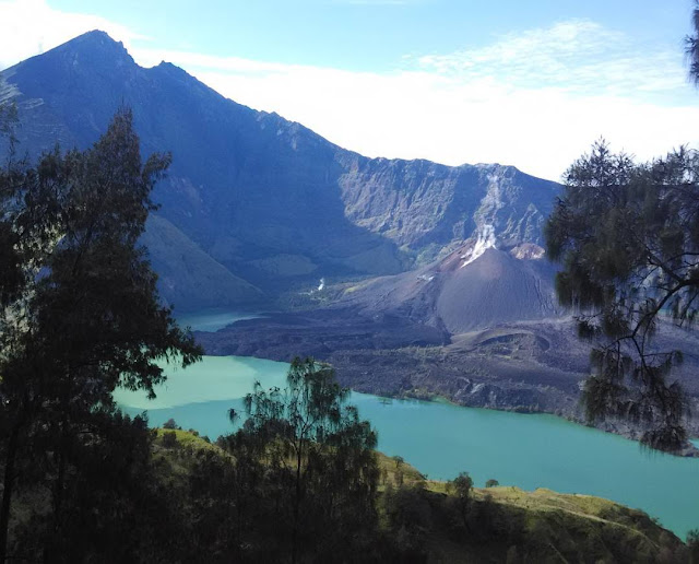 pemandangan dari puncak gunung rinjani foto pemandangan dari puncak gunung rinjani