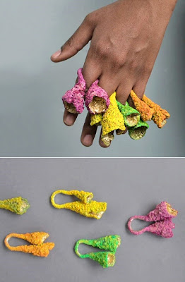Diseño de anillos y coral de colores
