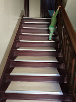 Kind steigt Treppe hinauf