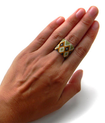 Широкое кольцо из бисера (с орнаментом)