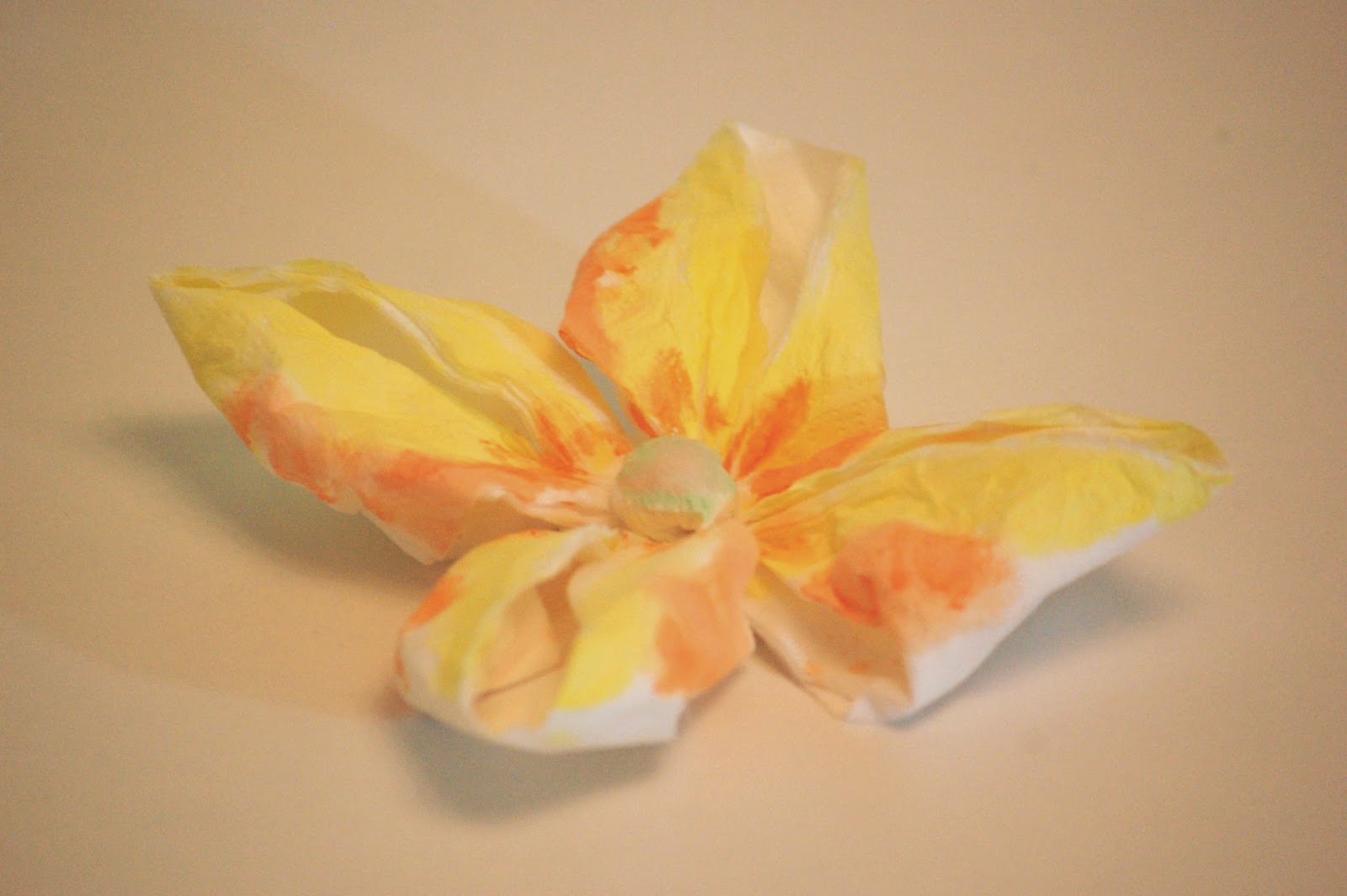 Flor de papel sencilla con papel