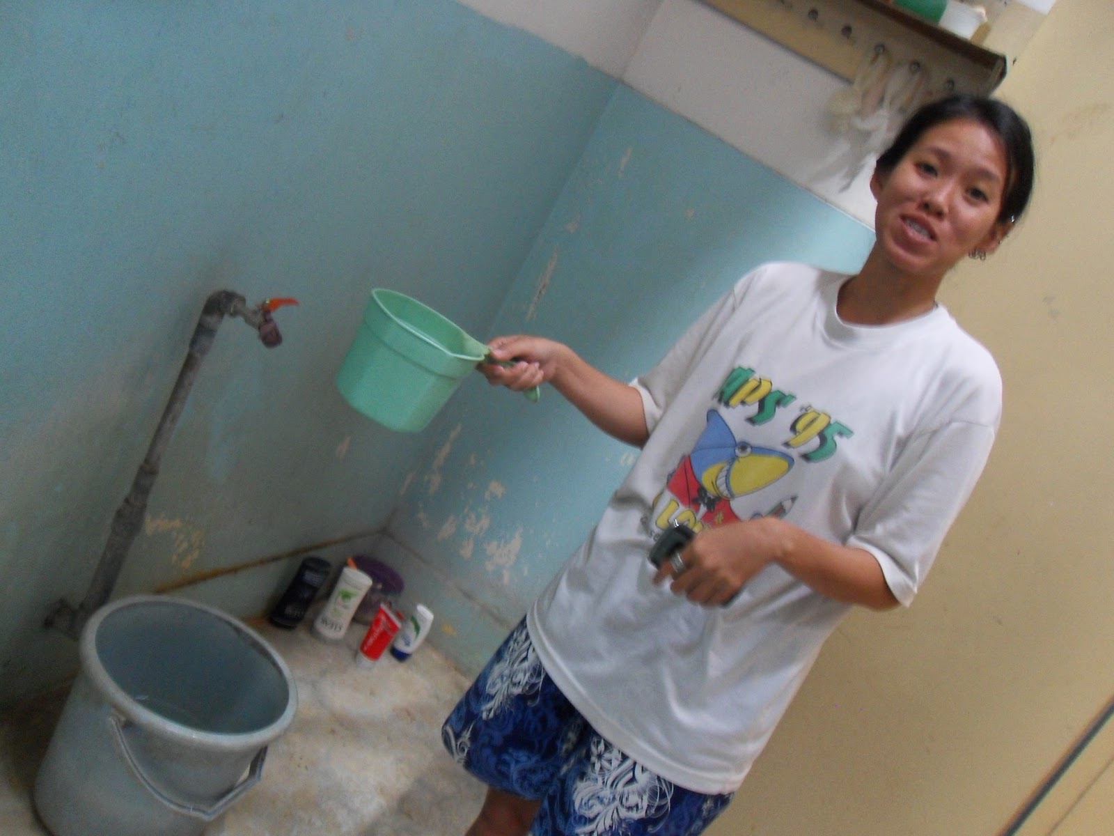 Joey zegt: Java: kamar mandi or how to use an Indonesian bathroom